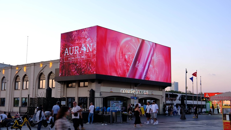 Auran vücut spreyi kampanyasının Kadıköy'deki büyük dijital açık hava ekranı