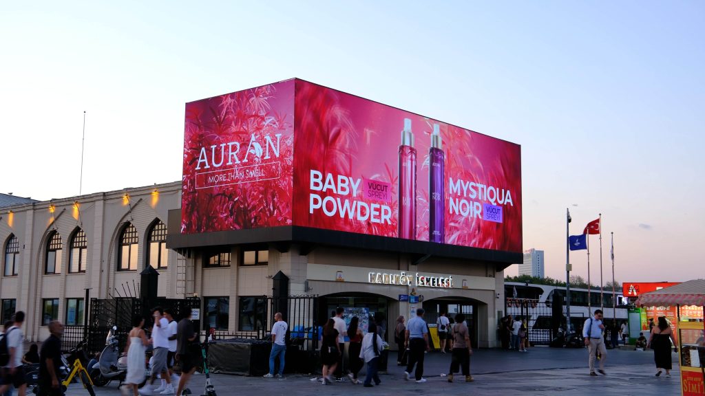 Auran Baby Powder ve Mystiqua Noir ürünlerinin Kadıköy dijital ekran uygulaması