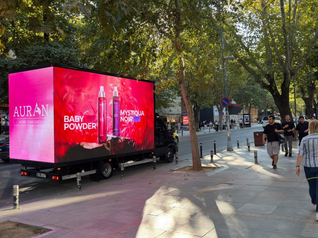 İstanbul caddesinde Auran vücut spreyi reklamını taşıyan mobil LED araç